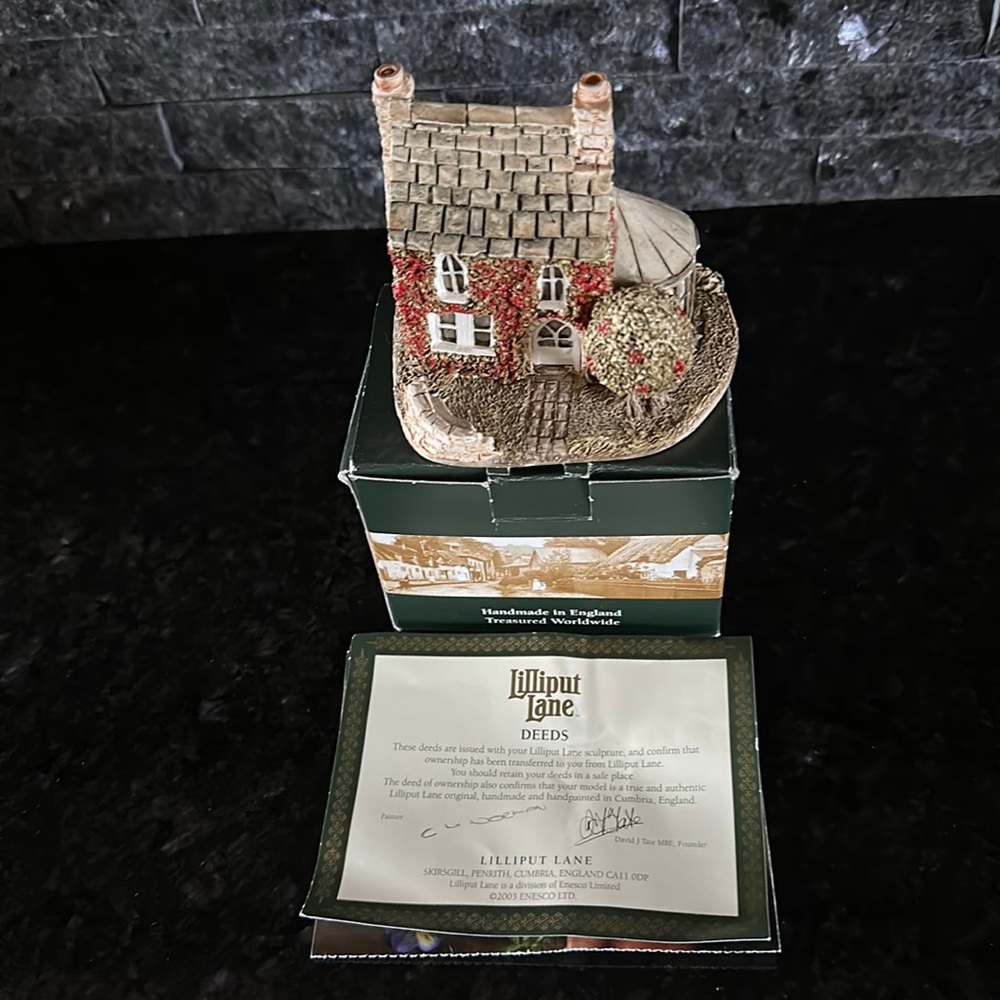 Original 1984 Lilliput Lane Holly Cottage Miniature. Original sticker attached.